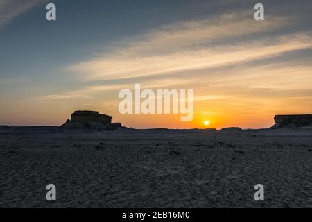 Magnifique coucher de soleil sur le désert près d'Al Salar Arabie Saoudite. Banque D'Images