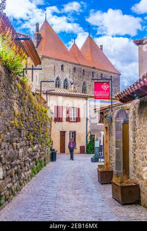 CARCASSONNE, FRANCE, le 28 JUIN 2017 : les gens se promenent dans une ruelle de la vieille ville de Carcassonne, France Banque D'Images