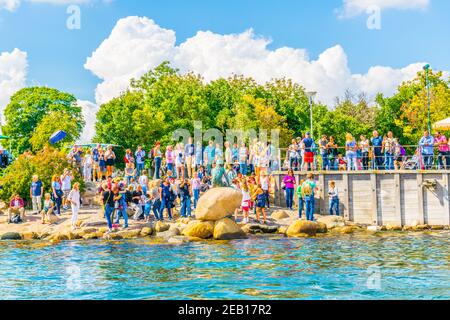 COPENHAGUE, DANEMARK, 21 AOÛT 2016 : les gens admirent la statue de la petite sirène à Copenhague, au Danemark. Banque D'Images