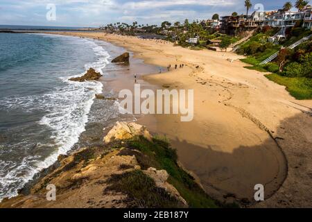 Vue sur la plage de Corona Del Mar, longue plage de sable plage à Newport Beach, Californie du Sud, États-Unis Banque D'Images