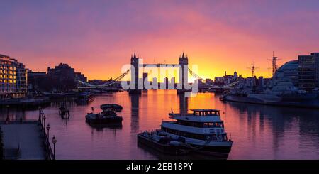 Tower Bridge et la Tamise au lever du soleil Banque D'Images