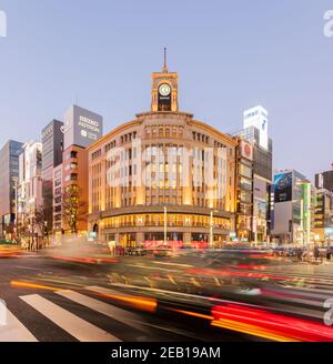 Tokyo, Japon - 18 janvier 2016 : circulation de nuit pendant les heures de pointe au magasin Mitsukoshi Ginza à Ginza, Tokyo, Japon la nuit. Banque D'Images