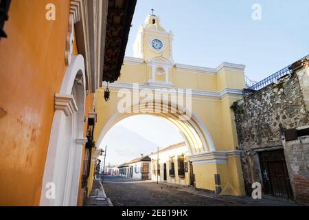 Célèbre Arc de Santa Catalina et maisons coloniales dans l'avenue principale D'Antigua Guatemala - arc jaune coloré de la ville coloniale Au Guatemala tôt dans le m Banque D'Images