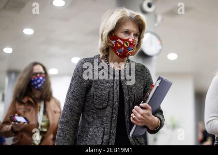 Washington, États-Unis. 11 février 2021. La sénatrice Lisa Murkowski, républicaine d'Alaska, porte un masque de protection en traversant le métro du Sénat au Capitole des États-Unis le troisième jour du deuxième procès de destitution au Capitole de Washington, DC, le jeudi 11 février 2021. Des arguments seront présentés aujourd’hui dans le procès de destitution de l’ancien président Donald Trump. Photo de piscine par Ting Shen/UPI crédit: UPI/Alay Live News Banque D'Images