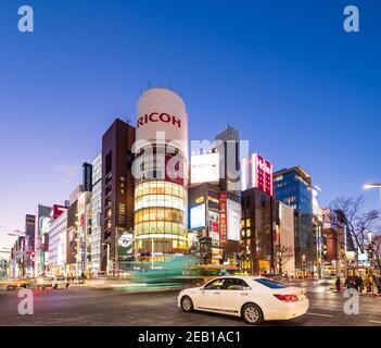 Tokyo, Japon - 18 janvier 2016 : le célèbre bâtiment de panneaux d'affichage Ricoh et le trafic de nuit dans le quartier de Ginza la nuit et est l'une des plus célèbres ville n Banque D'Images