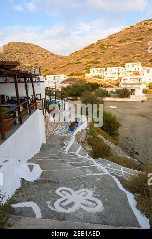Une passerelle décorative blanchie à la chaux menant à la plage d'Agali sur l'île de Folegandros. Cyclades, Grèce Banque D'Images