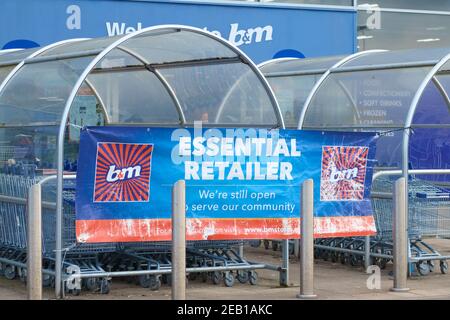 B&M Store explique qu'il est essentiel.Cribbs Causeway Retail Park près de Bristol dans le 3e éclusage Covid 19 du Royaume-Uni. Banque D'Images