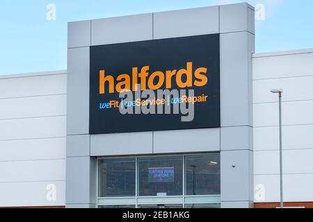 Halfords Storefront. Cribbs Causeway Retail Park près de Bristol, dans le 3e éclusage Covid 19 du Royaume-Uni. Banque D'Images