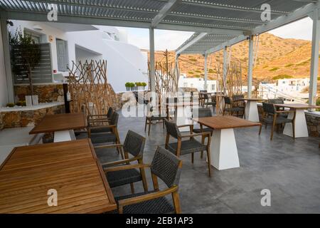 Folegandros, Grèce - 24 septembre 2020 : restaurant local à la plage d'Agali sur l'île de Folegandros. Cyclades, Grèce Banque D'Images