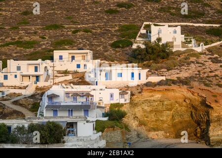 Villas de vacances grecques à flanc de colline à la plage d'Agali sur l'île de Folegandros. Cyclades, Grèce Banque D'Images