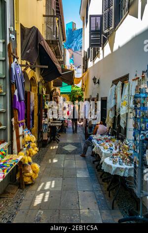 NICOSIE, CHYPRE, 23 AOÛT 2017 : vue sur une rue étroite dans le centre historique de Nicosie, Chypre Banque D'Images