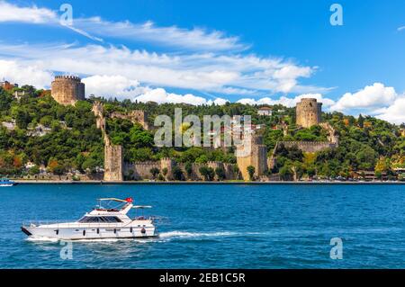 Le bateau navigue dans le détroit du Bosphore par le château Rumeli Hisari, Istanbul Banque D'Images