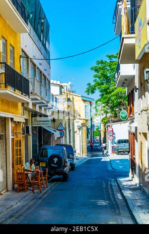 NICOSIE, CHYPRE, 23 AOÛT 2017 : vue sur une rue étroite dans le centre historique de Nicosie, Chypre Banque D'Images