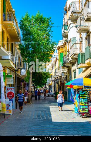 NICOSIE, CHYPRE, 23 AOÛT 2017 : vue sur une rue étroite dans le centre historique de Nicosie, Chypre Banque D'Images