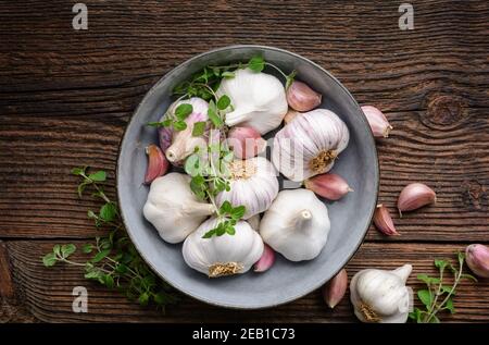Antibiotique naturel, bulbes d'ail frais avec clous de girofle sur fond rustique en bois Banque D'Images