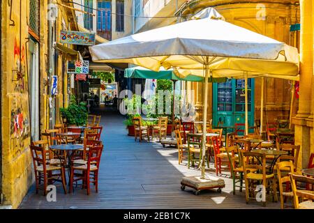 NICOSIE, CHYPRE, 23 AOÛT 2017 : vue sur une rue étroite dans le centre historique de Nicosie, Chypre Banque D'Images