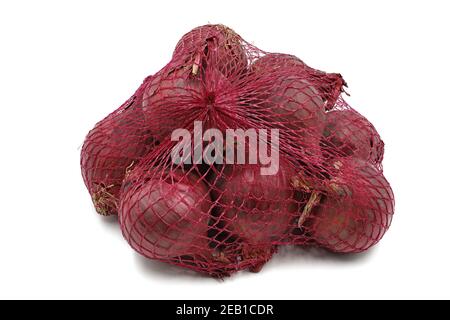 oignon rouge dans un sac en filet isolé sur fond blanc Banque D'Images