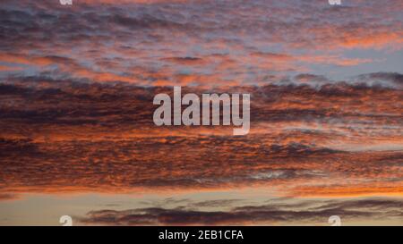 Beaux nuages de coucher de soleil en Islande Banque D'Images