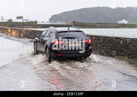 Timoleague, West Cork, Irlande. 11 février 2021. Après une journée de pluie torrentielle et d'averses d'hiver, Timoleague a inondé à marée haute ce soir. Crédit : AG News/Alay Live News Banque D'Images