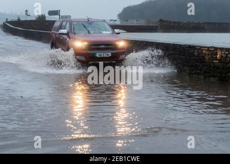 Timoleague, West Cork, Irlande. 11 février 2021. Après une journée de pluie torrentielle et d'averses d'hiver, Timoleague a inondé à marée haute ce soir. Crédit : AG News/Alay Live News Banque D'Images