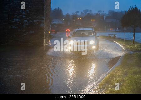 Timoleague, West Cork, Irlande. 11 février 2021. Après une journée de pluie torrentielle et d'averses d'hiver, la route sous l'abbaye de Timoleague s'est inondée à marée haute ce soir. Crédit : AG News/Alay Live News Banque D'Images