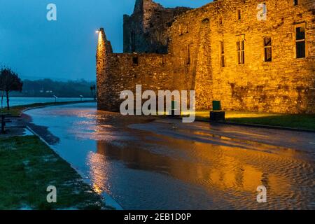 Timoleague, West Cork, Irlande. 11 février 2021. Après une journée de pluie torrentielle et d'averses d'hiver, la route sous l'abbaye de Timoleague s'est inondée à marée haute ce soir. Crédit : AG News/Alay Live News Banque D'Images