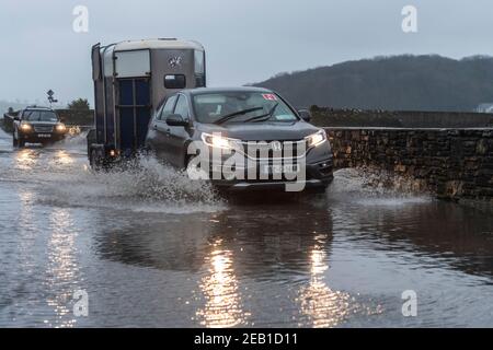 Timoleague, West Cork, Irlande. 11 février 2021. Après une journée de pluie torrentielle et d'averses d'hiver, Timoleague a inondé à marée haute ce soir. Crédit : AG News/Alay Live News Banque D'Images