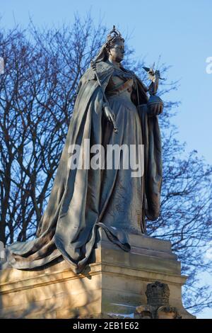 Une statue de la reine Victoria au centre-ville de Bradford Banque D'Images