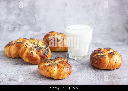Petits pains sucrés aux graines de pavot servis avec du lait. Banque D'Images