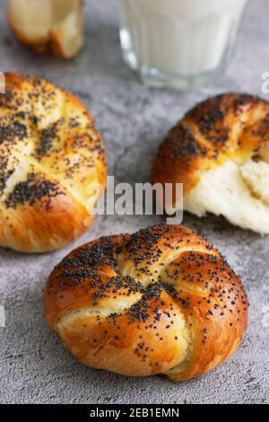 Petits pains sucrés aux graines de pavot servis avec du lait. Banque D'Images