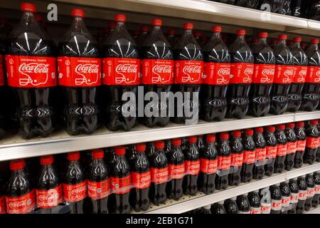 bouteilles de coca-cola dans les étagères du supermarché Banque D'Images