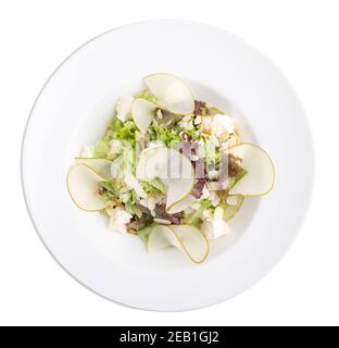 Salade avec fromage de chèvre et amande. Isolé sur un fond blanc. Banque D'Images