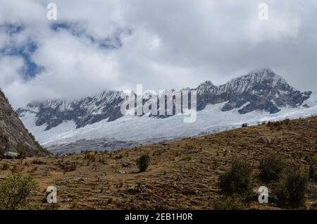 Nevado Paria 5720m vue du Camp Paria 3850m, pendant le trek de Santa Cruz, Cordillera Blanca, Parc national de Huascaran, Pérou. Banque D'Images