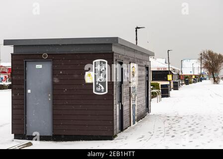 Bloc de toilettes à Southend on Sea, Essex, Royaume-Uni, avec la neige de Storm Darcy. Changer de lieu installations sanitaires avec des aides pour les besoins accessibles Banque D'Images