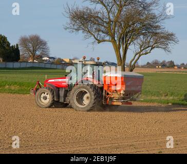 Kalveavoir Danemark - avril 17. 2018 : agriculteur sur un tracteur massey Ferguson pour l'épandage d'engrais Banque D'Images