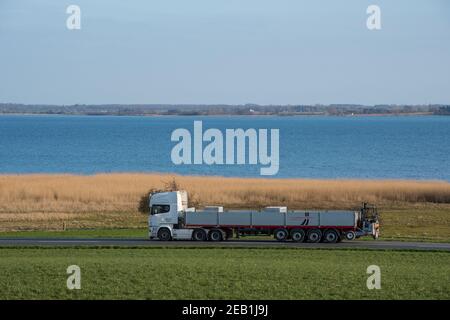 Kalveavoir Danemark - avril 17. 2018 : conduite d'un camion sur une route de campagne danoise Banque D'Images