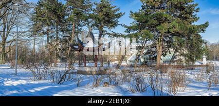 Parc de Kronvalda enneigé avec pagode chinoise, arbres enneigés et canal en hiver à Riga, Lettonie Banque D'Images