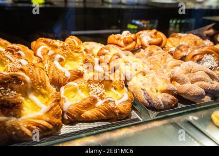 Pâtisserie danoise dans une fenêtre de café Banque D'Images