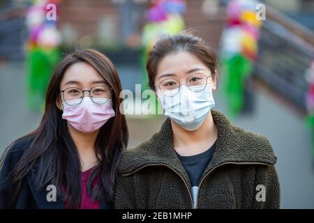 Deux étudiants chinois en ville, Royaume-Uni 2021 portant un masque facial Banque D'Images