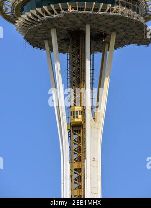SEATTLE, ÉTAT DE WASHINGTON, États-Unis - JUIN 2018 : petit ascenseur externe transportant des ouvriers de construction au sommet de la Space Needle à Seattle. Banque D'Images