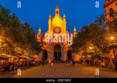 BRUXELLES, BELGIQUE, 4 AOÛT 2018 : vue de nuit de l'église Sainte Catherine à Bruxelles, Belgique Banque D'Images