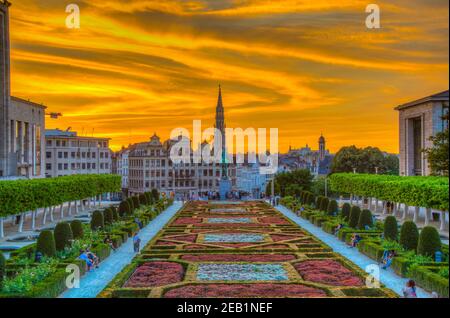 BRUXELLES, BELGIQUE, 4 AOÛT 2018 : les gens profitent du coucher du soleil au parc du Mont des Arts à Bruxelles, Belgique Banque D'Images