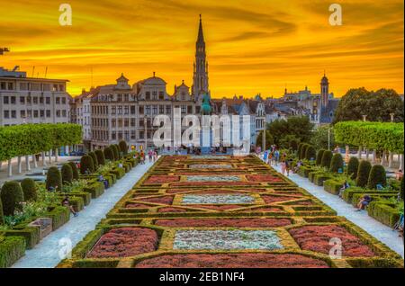 BRUXELLES, BELGIQUE, 4 AOÛT 2018 : les gens profitent du coucher du soleil au parc du Mont des Arts à Bruxelles, Belgique Banque D'Images