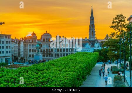 BRUXELLES, BELGIQUE, 4 AOÛT 2018 : les gens profitent du coucher du soleil au parc du Mont des Arts à Bruxelles, Belgique Banque D'Images