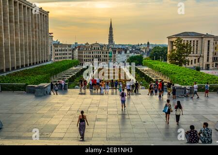 BRUXELLES, BELGIQUE, 4 AOÛT 2018 : les gens profitent du coucher du soleil au parc du Mont des Arts à Bruxelles, Belgique Banque D'Images