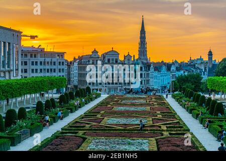 BRUXELLES, BELGIQUE, 4 AOÛT 2018 : les gens profitent du coucher du soleil au parc du Mont des Arts à Bruxelles, Belgique Banque D'Images