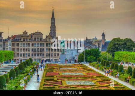 BRUXELLES, BELGIQUE, 4 AOÛT 2018 : les gens profitent du coucher du soleil au parc du Mont des Arts à Bruxelles, Belgique Banque D'Images