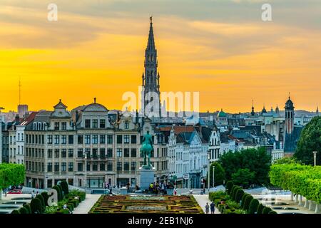 BRUXELLES, BELGIQUE, 4 AOÛT 2018 : les gens profitent du coucher du soleil au parc du Mont des Arts à Bruxelles, Belgique Banque D'Images
