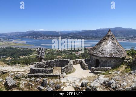 Réplique de huttes celtiques au site archéologique de Castro avec des ruines à Santa Tecla, Galice, Espagne Banque D'Images