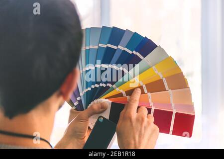 Travail de réparation pour sélectionner la couleur de la peinture sur la palette. Mise au point sélective. Personnes. Banque D'Images